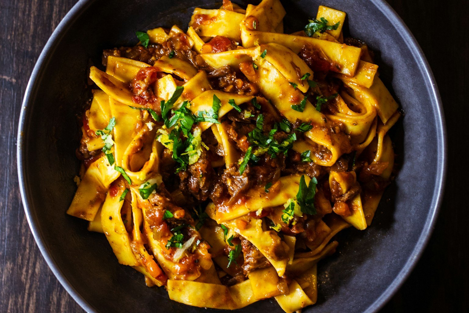 Le tagliatelle al ragù nel piatto fondo