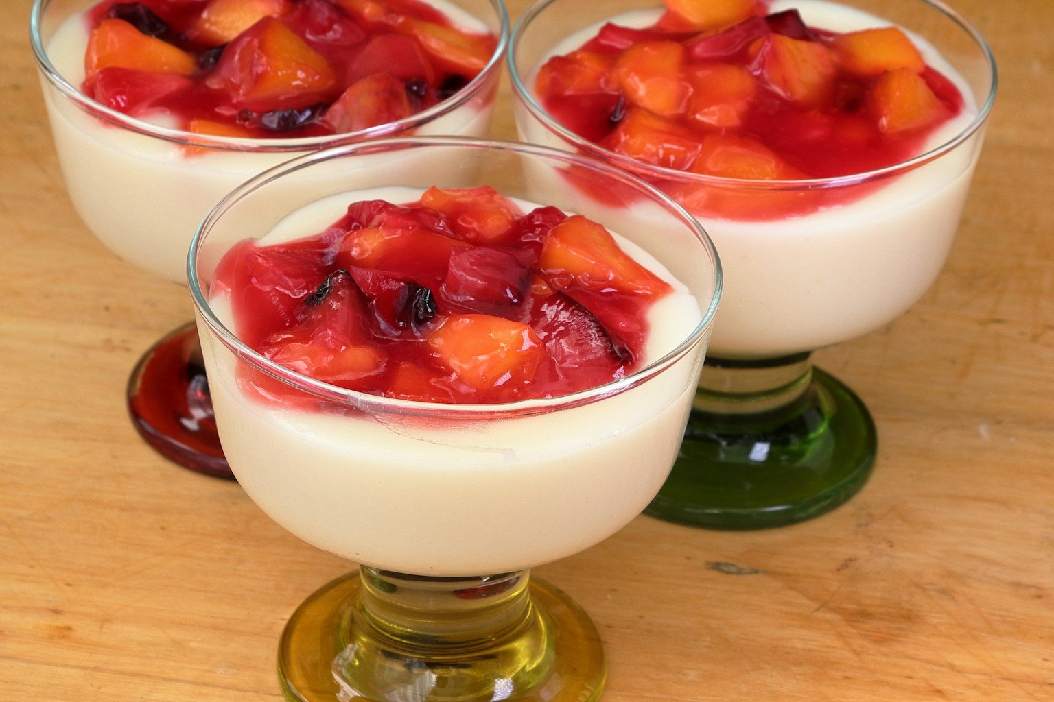 La panna cotta con la salsa di frutta
