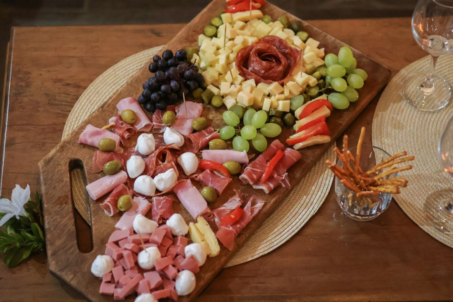 Il gran tagliere misto con salumi, formaggi e uva